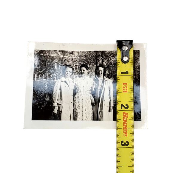 Vtg Girlfriends Posing For Photo Original Monochrome Photography Found Snapshot - Picture 2 of 4
